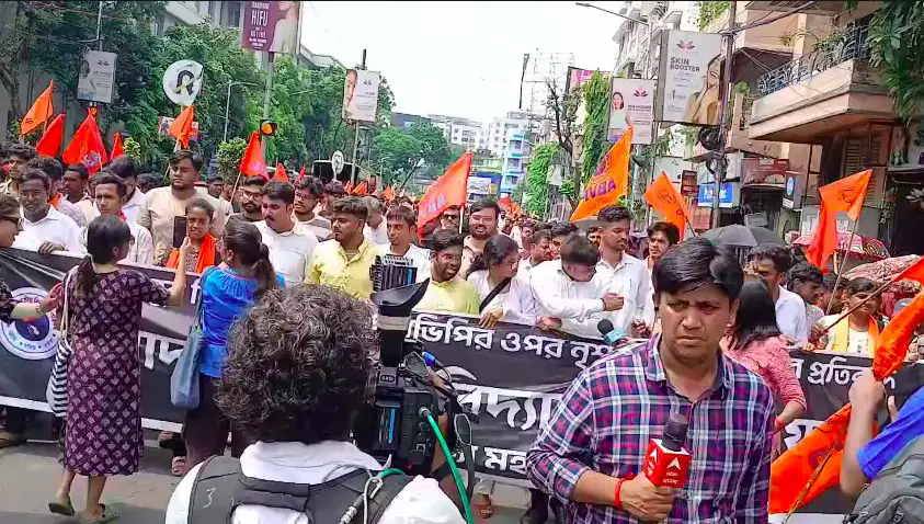 যাদবপুরে ফের উত্তেজনা! এইটবি-তে এসএফআইয়ের জমায়েত, পাল্টা পথে এবিভিপি—মুখোমুখি দুই শিবির | NGTV News